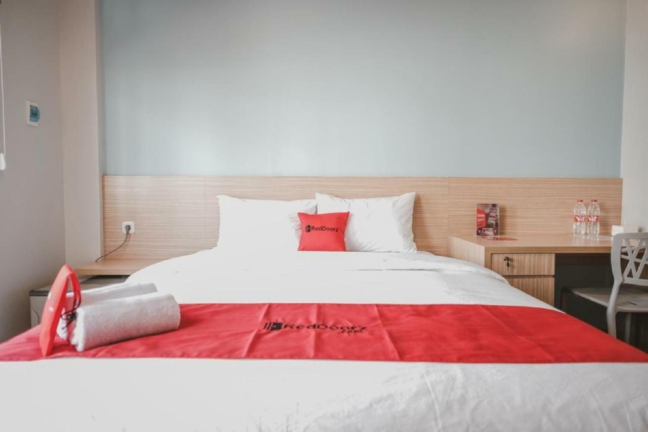 Reddoorz Plus @ Karet Pedurenan 3 Джакарта Экстерьер фото
